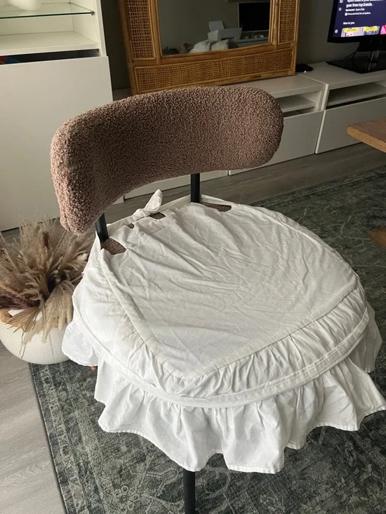 White Ruffled Tie-Back Chair Cover’s - Picture 2 of 3